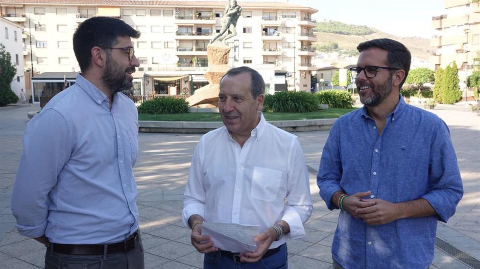 El secretario general del PSOE de Antequera y parlamentario andaluz, José Luis Ruiz Espejo, y el secretario de Movilidad Sostenible y Transporte del PSOE de Málaga y alcalde de la localidad de Campillos, Daniel Gómez.