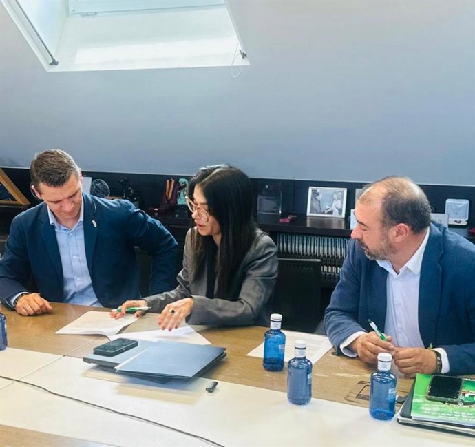 El sindicato de Policía Nacional Jupol y la asociación profesional de la Guardia Civil Jucil han firmado este viernes un convenio con la fundación BEAI, de la empresa de inteligencia artificial AiKit.