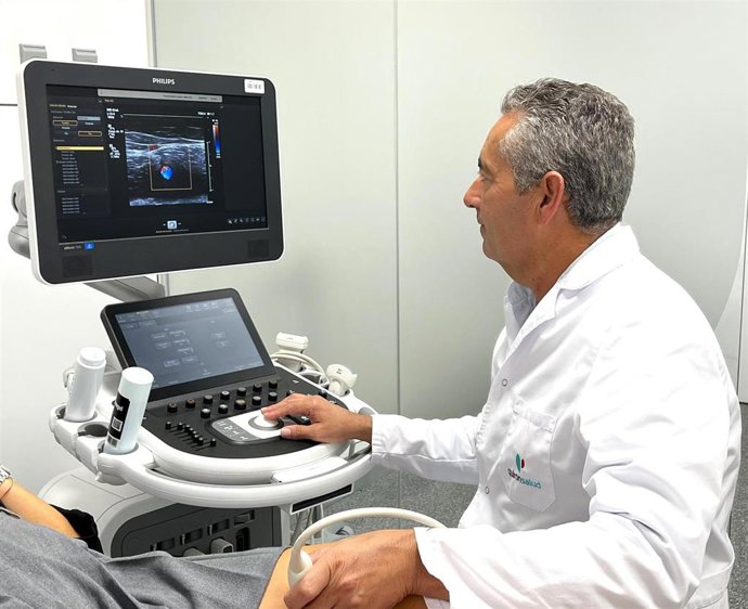 El doctor Sánchez Maestre realiza una eco-doppler a una paciente en consulta.