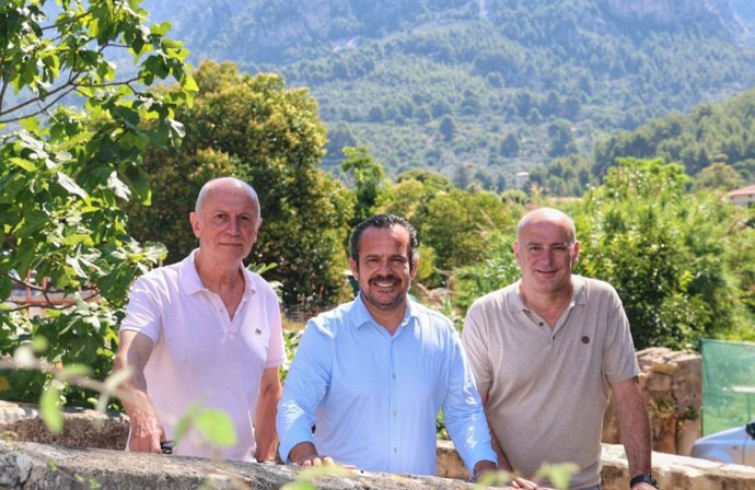 El conseller de Presidencia del Consell de Mallorca, Antoni Fuster (c).