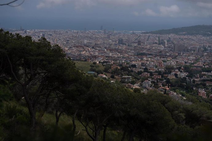 Archivo - Vistas de la ciudad desde el Parc Natural de la Serra de Collserola, a 14 de mayo de 2025, en Barcelona, Catalunya (España).