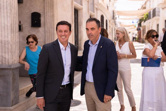Archivo - El presidente de la Diputación de Almería, Javier Aureliano García, junto al alcalde de Antas, Pedro Ridao, durante una visita institucional al municipio.