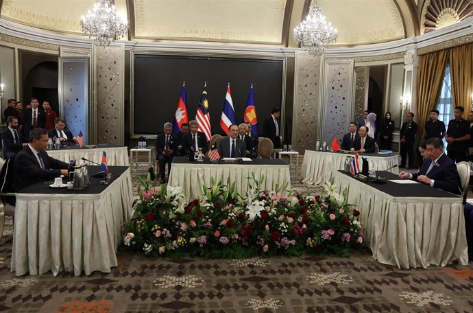 Delegaciones de Tailandia y Camboya en la cumbre que acoge Malasia para alcanzar un alto el fuego.
