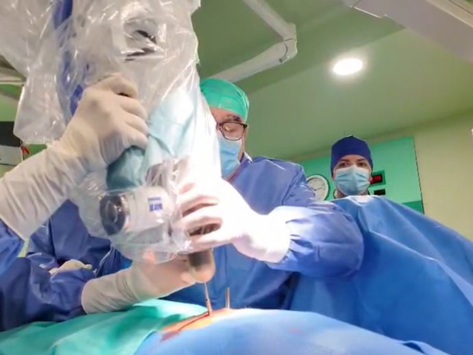 Un momento de la intervención realizada en el Hospital Clínico 'Lozano Blesa' de Zaragoza.