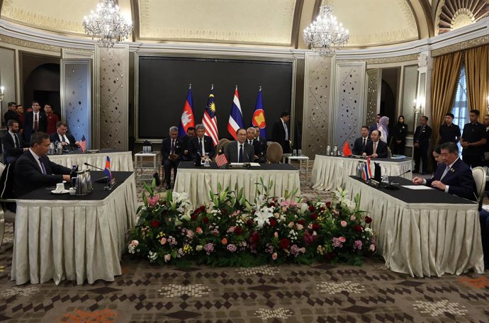 PUTRAJAYA, 28 de julho de 2025 -- Delegações da Tailândia e do Camboja participam de uma reunião para discutir um cessar-fogo entre os dois países na residência do primeiro-ministro da Malásia em Putrajaya, Malásia, em 28 de julho de 2025.