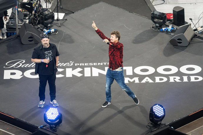 Archivo - El humorista Ricardo Castella (i) y el músico Marcos Martínez 'Grison' (d).