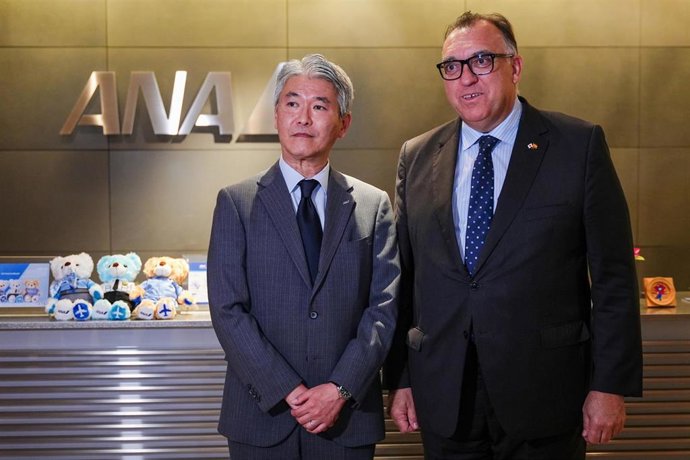 Imagen del encuentro celebrado este lunes en Tokio entre el vicepresidente de operaciones de All Nipon Airways (ANA) y el consejero de Turismo, Arturo Bernal.