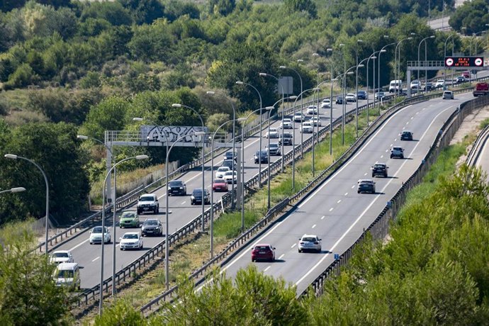 Archivo - Varios coches circulan en la autovía A-3, a 11 de agosto de 2023, en Madrid (España). La Dirección General de Tráfico (DGT) pone hoy en marcha una Operación Especial con motivo del puente del 15 de agosto, que se prolongará hasta el próximo mart