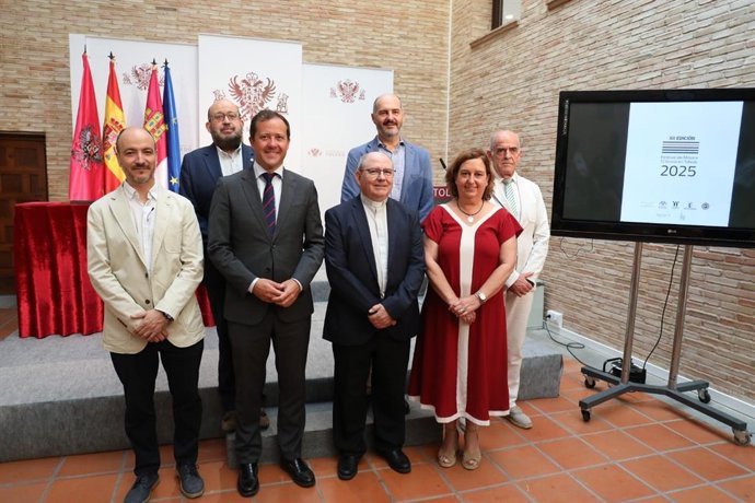 Firma del convenio del XII Festival de Música El Greco, Batallas de Órganos 2025, entre la presidenta de la Diputación de Toledo, Concepción Cedillo; el alcalde, Carlos Velázquez; el presidente del Patronato de la Real Fundación de Toledo, Jesús Carrobles