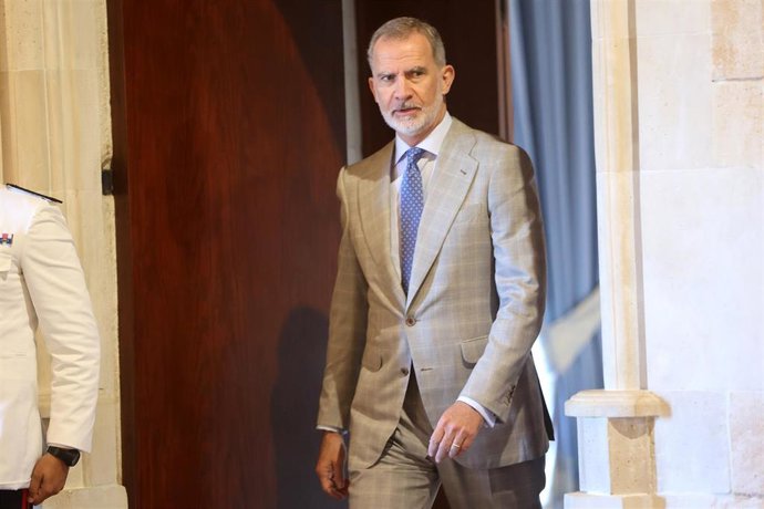 El Rey Felipe VI, recibe en audiencia al alcalde de Palma de Mallorca, Jaime Martínez Llabrés, en el Palacio de Marivent, a 28 de julio de 2025, en Mallorca (España).