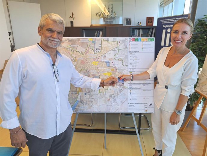 La diputada de Fomento e Infraestructuras, Nieves Atencia, y del alcalde de Alameda, José García Orejuela.