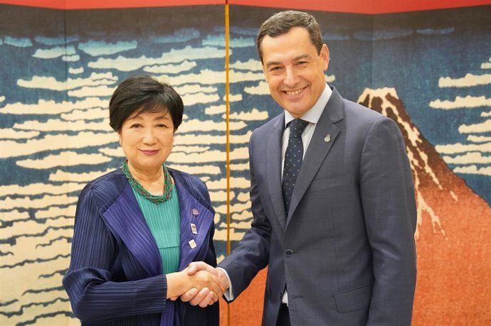 La gobernadora de Tokio, Yuriko Koike, y el presidente de la Junta de Andalucía, Juanma Moreno, este lunes durante su reunión en Japón.
