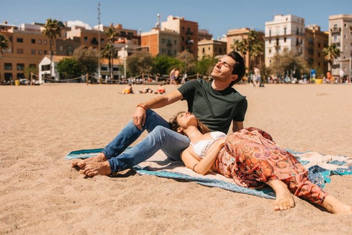 Archivo - Pareja tomando el sol en la arena de la playa.