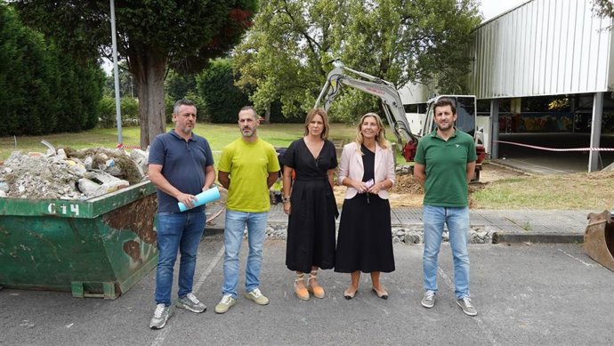 El alcalde de Siero, Ángel García y la concejala de Educación, Juventud e Igualdad, Eva Iglesias, junto a Daniel Navarro y Juan Freije, técnicos municipales, y Alejandra Cuadriello, portavoz municipal de la Plataforma Vecinal de La Fresneda.