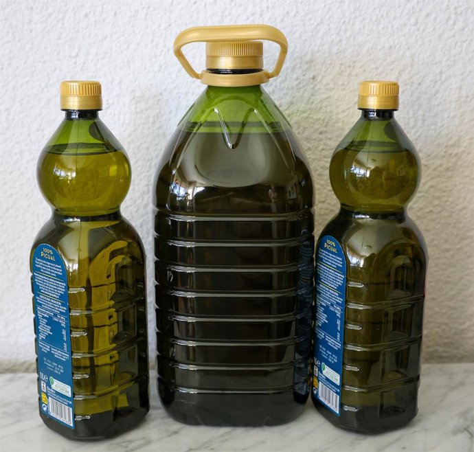 Archivo - Una garrafa y dos botellas de aceite, a 21 de junio de 2024, en Madrid (España). El Gobierno aprobará en el Consejo de Ministros del próximo martes la rebaja del IVA del aceite de oliva al 0% a partir del 1 de julio. El Ejecutivo ya rebajó el ac
