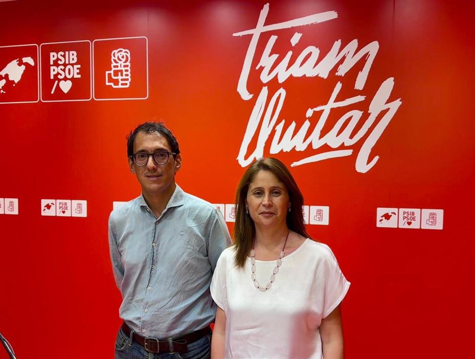 El portavoz socialista en el Parlament, Iago Negueruela, y la diputada socialista en el Congreso de los Diputados Milena Herrera.