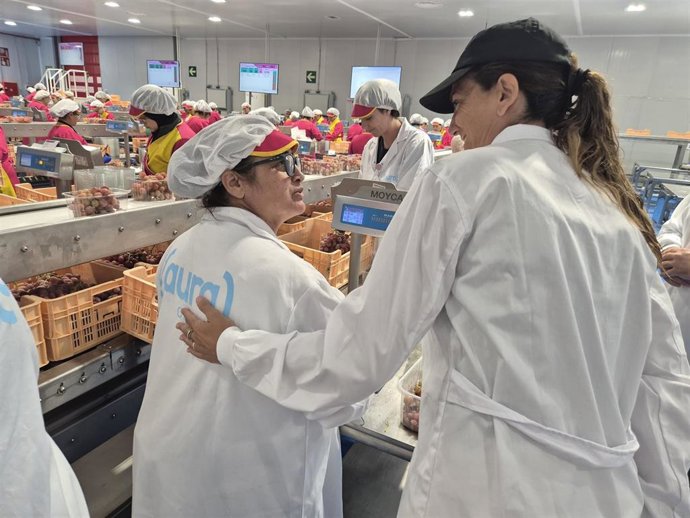 Visita de la alcaldesa de Archena, Patricia Fernández, a la empresa Moyca