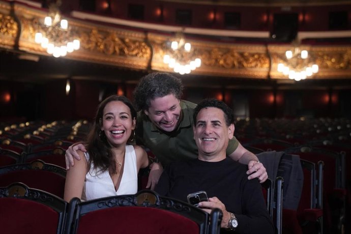 El director de orquesta Gustavo Dudamel, la soprano Nadine Sierra, y el tenor Juan Diego Flórez, durante la presentación de la versión sinfónica de “West Side Story”, a 28 de julio de 2025, en Barcelona (España).