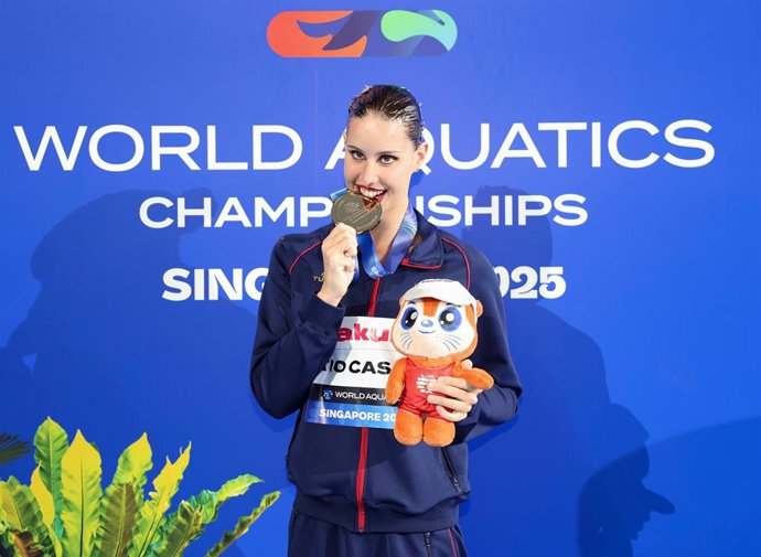 SINGAPORE, July 22, 2025  -- Iris Tio Casas of Spain poses with the medal after the women's solo free final of artistic swimming at the World Aquatics Championships in Singapore, July 22, 2025.,Image: 1024322445, License: Rights-managed, Restrictions: , M
