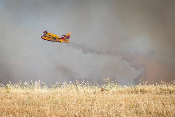 Un hidroavión trata de apagar el incendio, a 17 de julio de 2025, en Navalcarnero, Madrid (España). 