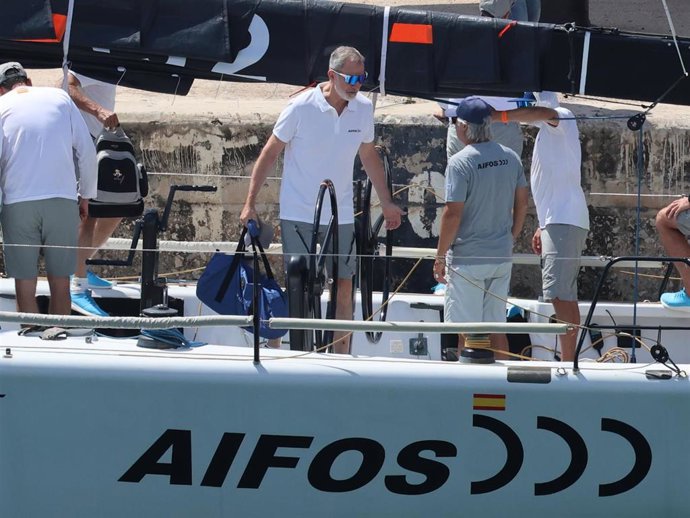 Felipe VI da el pistoletazo de salida a la Copa del Rey MAPFRE desde el 'Aifos'