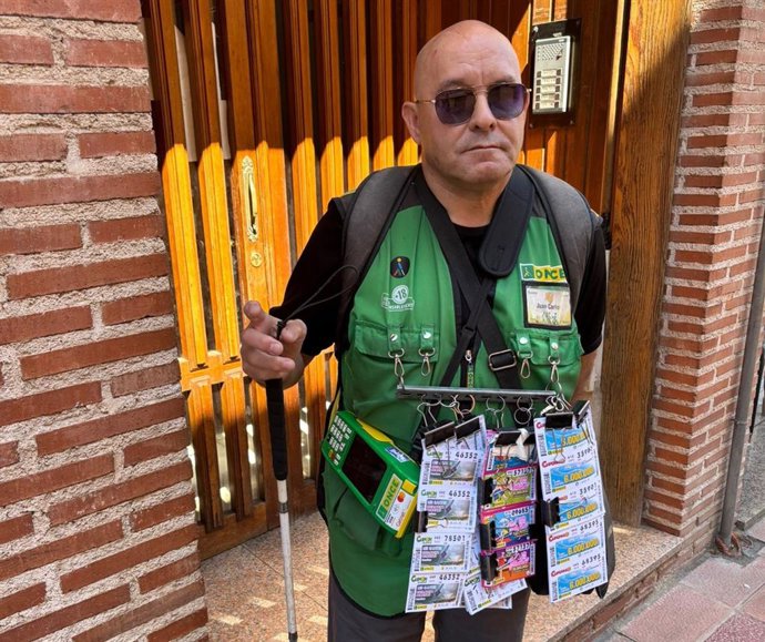 El vendedor de la ONCE que ha repartido el premio.