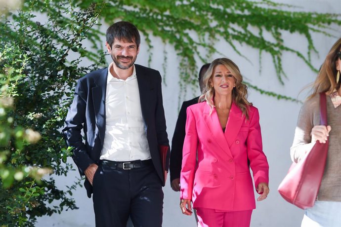 La vicepresidenta segunda y ministra de Trabajo y Economía Social, Yolanda Díaz (d), junto al ministro de Cultura, Ernest Urtasun (i), antes de la presentación de la 'Propuesta por la que se regula la relación laboral de personas artistas, técnicas y auxi