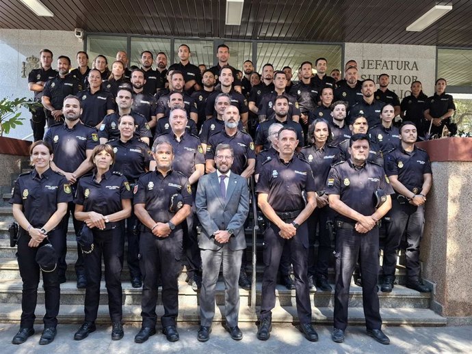 Toscano, en el centro, en el acto de incorporación de agentes a la Policía Nacional.