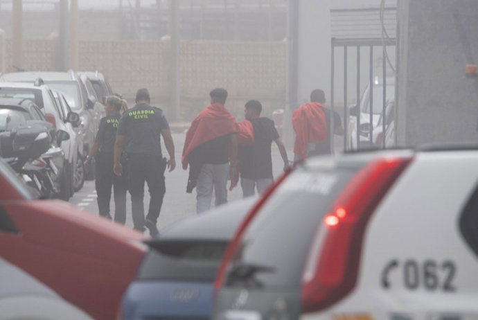 La Guardía Civil se lleva a los migrantes que han cruzado a Ceuta, 27 de julio de 2025, en Ceuta (España)