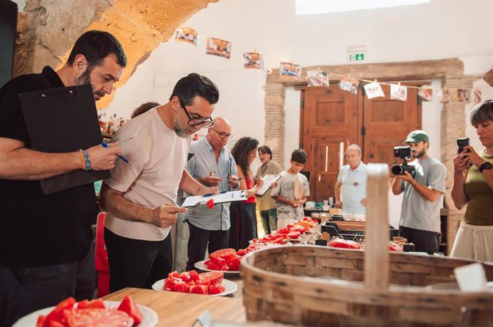 Un jurado "de lujo" elige como mejor tomate de la Comunitat Valenciana la variedad rosa de un agricultor de Pedreguer