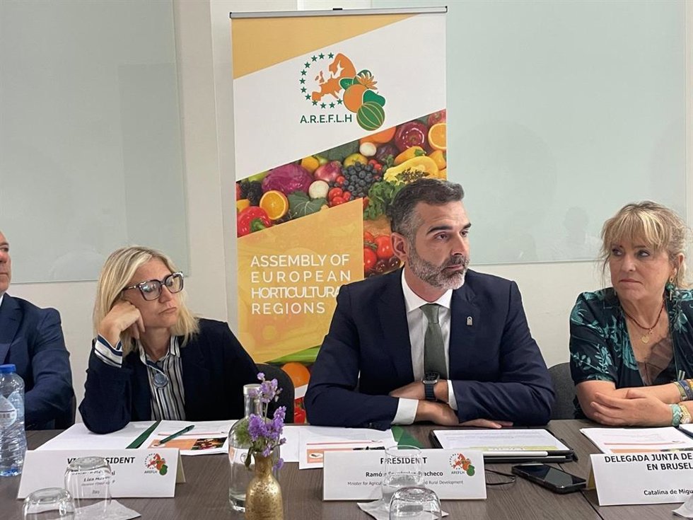 El consejero de Agricultura, Pesca, Agua y Desarrollo Rural, Ramón Fernández-Pacheco, presidiendo el Consejo de Administración de la Areflh (Asamblea de Regiones Europeas Hortofrutícolas).