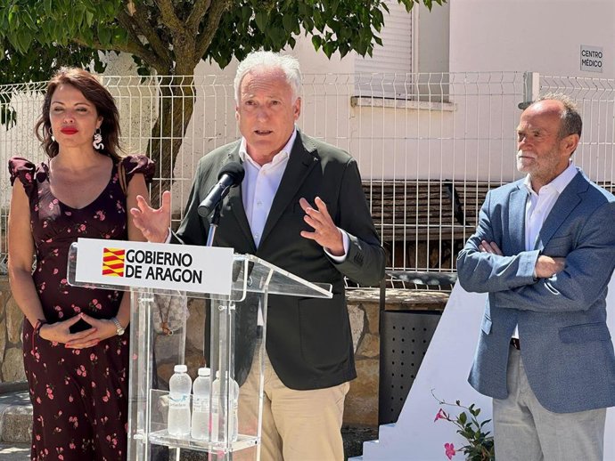 El consejero de Vivienda, Octavio López, en Langa del Castillo.