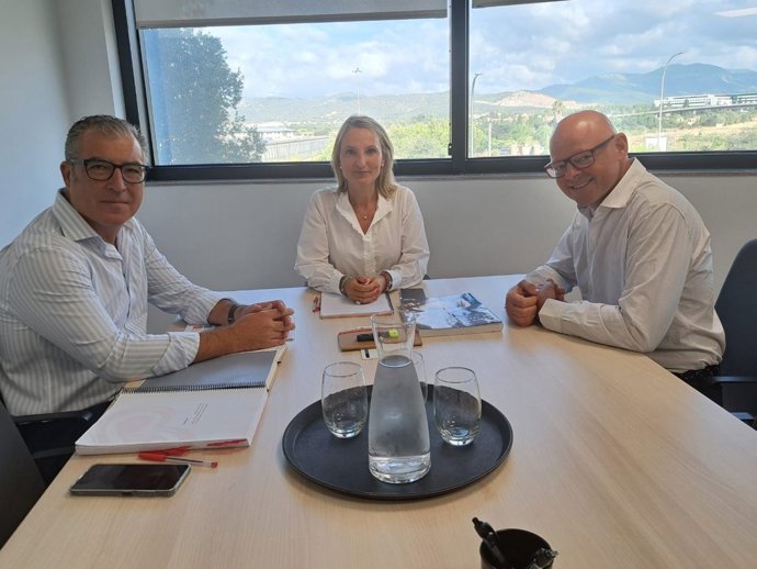 La Consellera De Trabajo, Función Pública Y Diálogo Social, Catalina Cabrer, Y El Director General De Diálogo Social Y Transición Económica, José Antonio Caldés, Se Han Reunido Este Lunes Con El Coordinador Del Pacto por la Sostenibilidad, Antoni Riera.