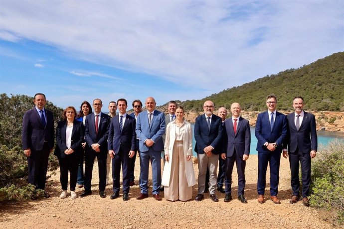 La presidenta del Govern, Marga Prohens, con miembros del Ejecutivo y presidentes de los consells insulares