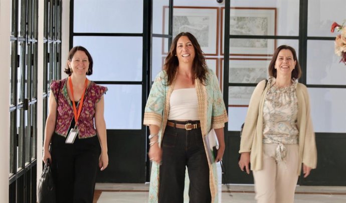 La consejera de Inclusión Social, Loles López, en el centro de la imagen tomada en el Parlamento andaluz.