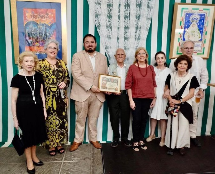 La Generalitat acompanya a la Casa de València a Sevilla en el seu reconeixement com a entitat Honorífica Trianera en la Velá de Santa Ana