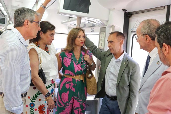 La presidenta provincial del PP, Patricia Navarro, junto a alcaldes de la Costa del Sol en el tren