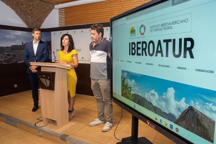 Presentación del proyecto Iberoatur en la Diputación de cáceres
