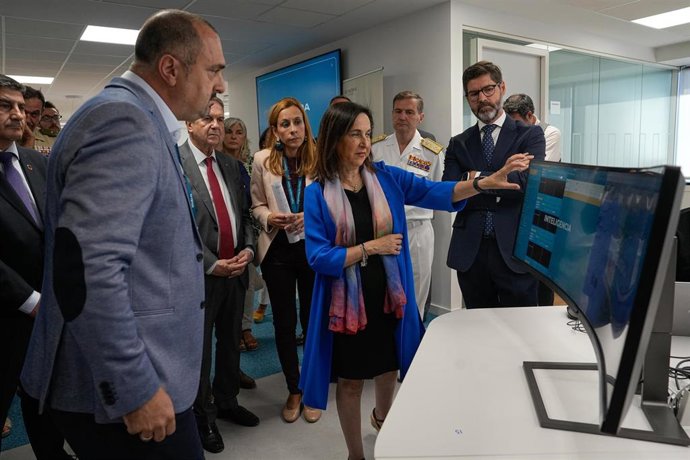 Margarita Robles en las oficinas de Indra en Vigo.