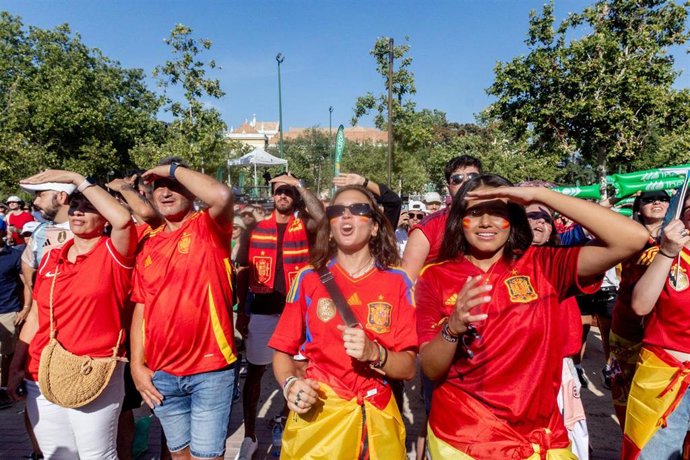 Un grupo de personas durante la retransmisión en directo de la final de la Eurocopa femenina de fútbol entre España e Inglaterra, en El Parque de Berlin, a 27 de julio de 2025, en Madrid (España). El Parque de Berlín ha instalado una pantalla gigante para