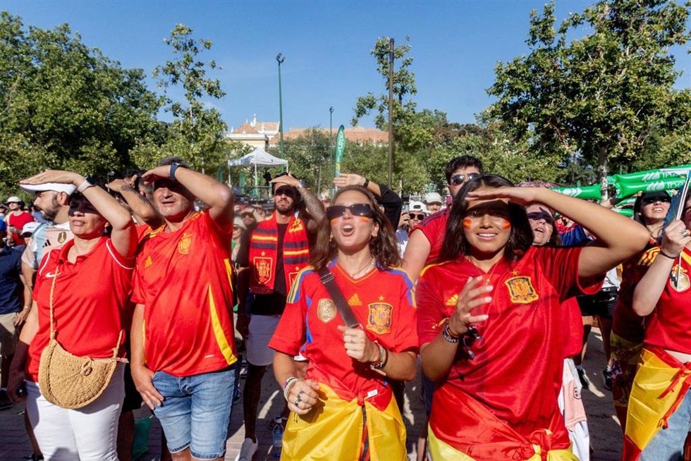Un grupo de personas durante la retransmisión en directo de la final de la Eurocopa femenina de fútbol entre España e Inglaterra, en El Parque de Berlin, a 27 de julio de 2025, en Madrid (España). El Parque de Berlín ha instalado una pantalla gigante pa