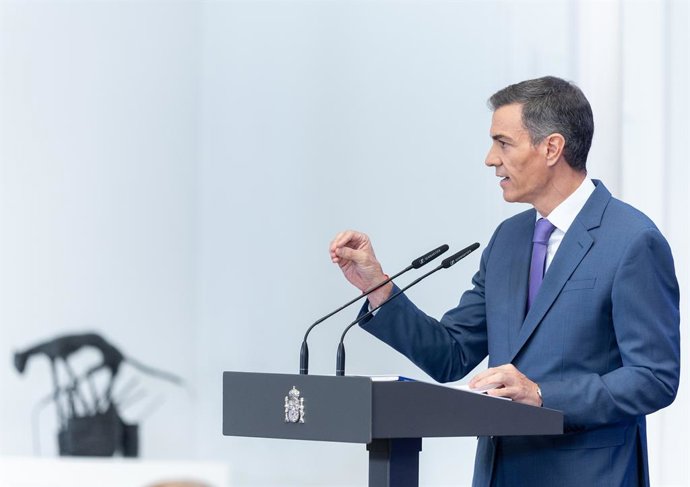 O Presidente do Governo, Pedro Sánchez, comparece à mídia para fazer um balanço do ano político, em 28 de julho de 2025, em Madri (Espanha).