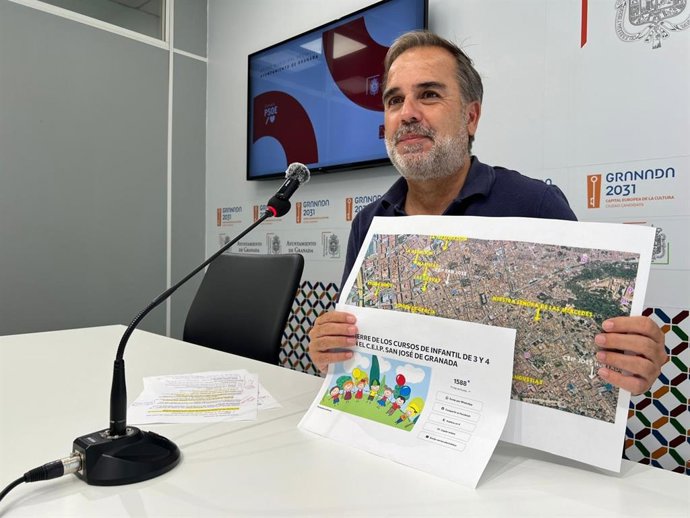 El concejal del PSOE en el Ayuntamiento de Granada, Jacobo Calvo, enseña un plano del casco antiguo de la ciudad.