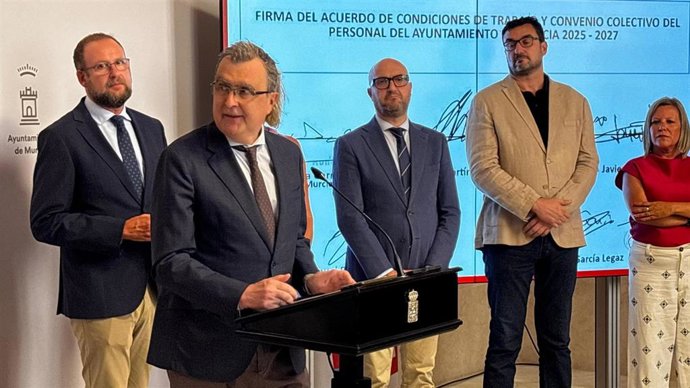 El alcalde de Murcia, José Ballesta, firma con los sindicatos el convenio colectivo que regula las condiciones laborales del personal municipal