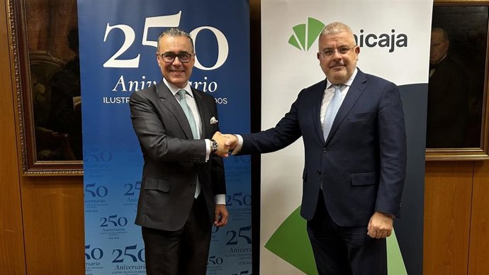 El decano del Ilustre Colegio de Abogados de Oviedo, Antonio González-Busto, y el director territorial Norte de Unicaja, Luis Manuel Taboada, durante la firma del acuerdo.
