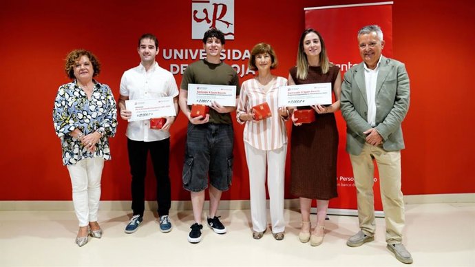 La UR acoge la entrega de la Beca Santander Excelencia 360º al graduado Pablo Sáenz López Guerra