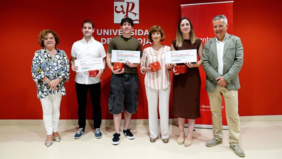 La UR acoge la entrega de la Beca Santander Excelencia 360 al graduado Pablo Sáenz López Guerra