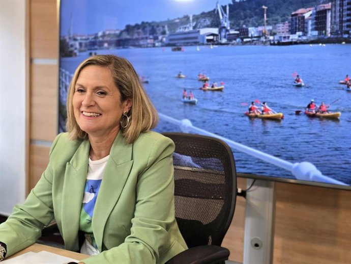 La alcaldesa de Barakaldo, Amaia del Campo, presenta la salidas gratuitas de paddle surf por la ría.