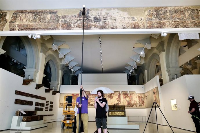 Técnicos del Gobierno de Aragón estudian las pinturas murales de Sijena en el MNAC para preparar su traslado al monasterio de Santa María de Sijena.