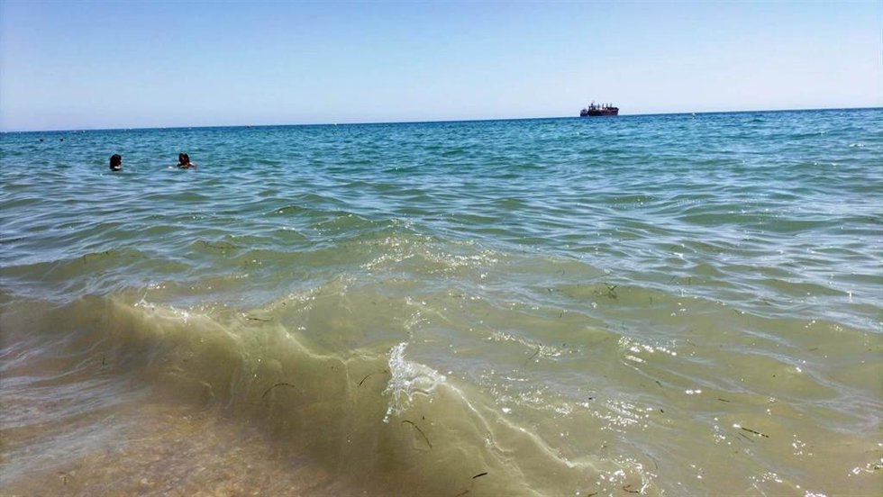 Aspecto del agua en una playa de Vera (Almería).